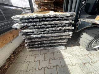 Ca. 150x Grenen afdeklat zwart gecoat, 35x85mm, lengte 180cm
